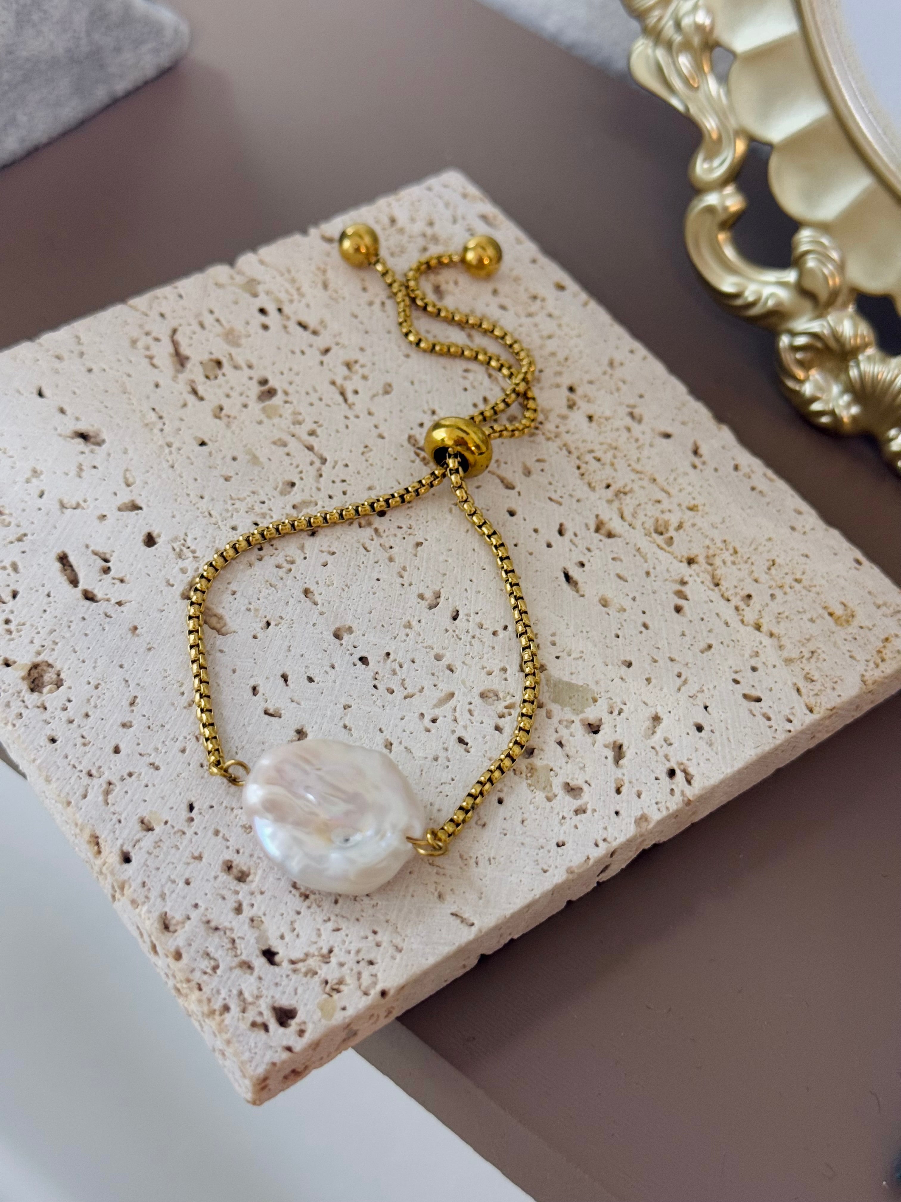 One pearl bracelet